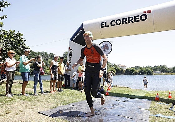 Un participante sale de la prueba de natación.