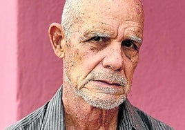 Pedro Juan Gutiérrez, fotografiado en su casa de San Lázaro en La Habana.