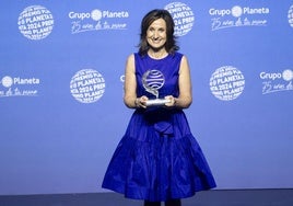 Paloma Sánchez-Garnica, con el trofeo del Planeta.