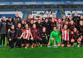 Ainhoa Tirapu y sus compañeras, con el trofeo conquistado sobre el césped de Riazor.