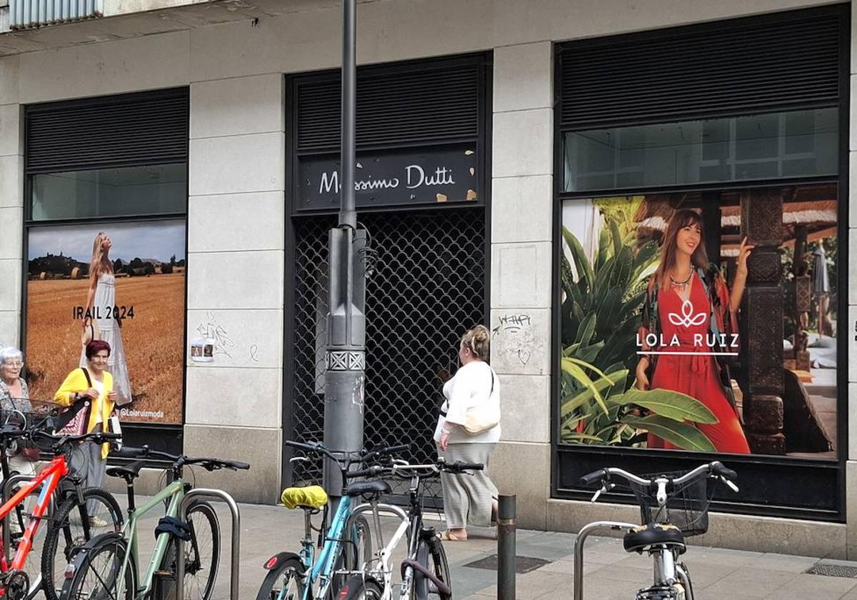 Los carteles ya son visibles en la cristalera.