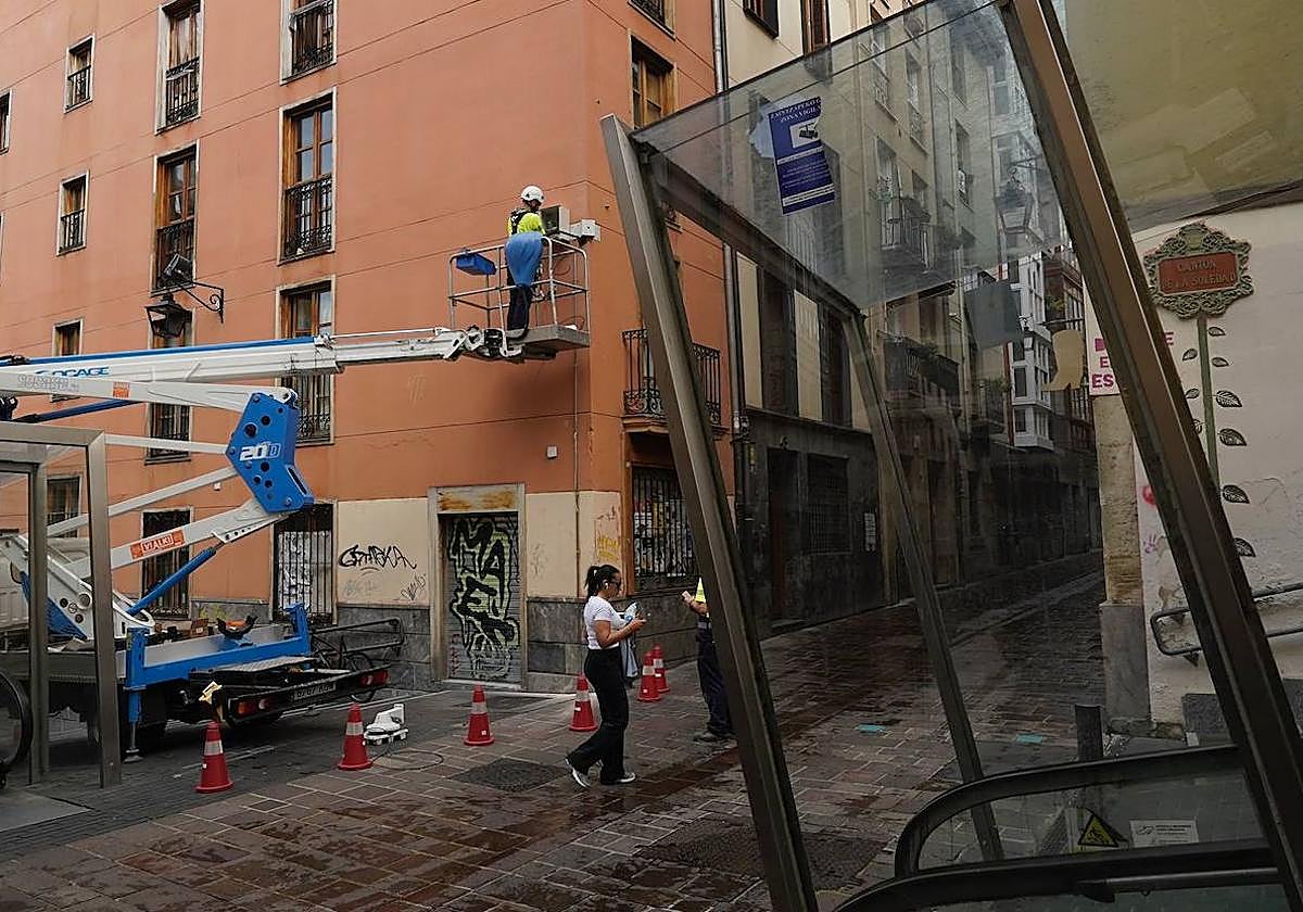 La colocación de las nuevas cámaras avanza en el Casco Viejo.