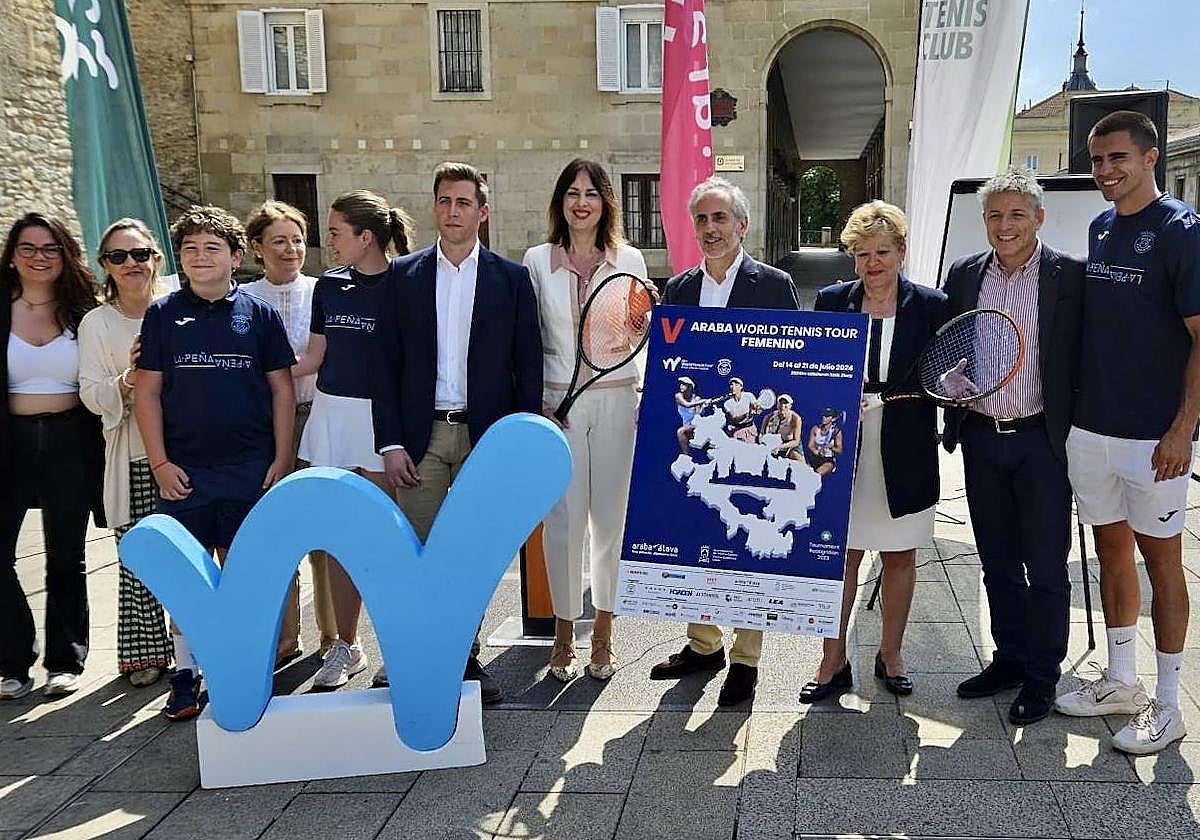 Ana López de Uralde y Ana del Val, junto a Íñigo Area, con el cartel.
