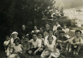 Los hermanos Arantza, Begoña y Gabriel veranearon en Izurtza, y junto a ellos, su padre, Gabriel Arregi Garaigordobil