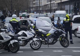 Policías locales en una calle de Vitoria.