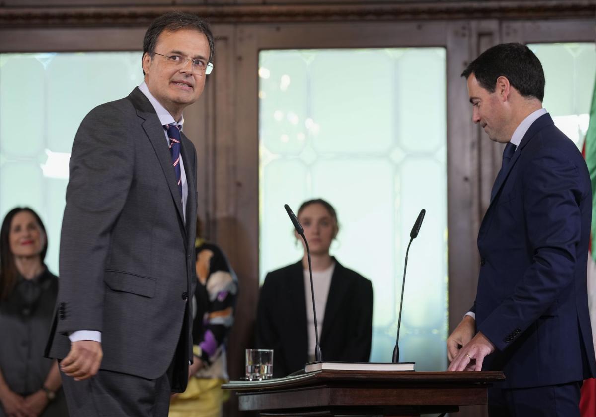 El lehendakari con el nuevo consejero de Salud, Alberto Martínez.