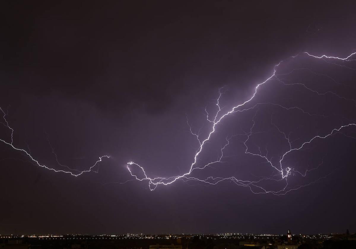 Una tormenta con fuerte aparato eléctrico.