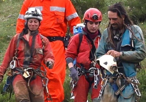 Paloma Bombín y Alfonso Urrutia, en el centro de la imagen, tras ser rescatados de la cueva.