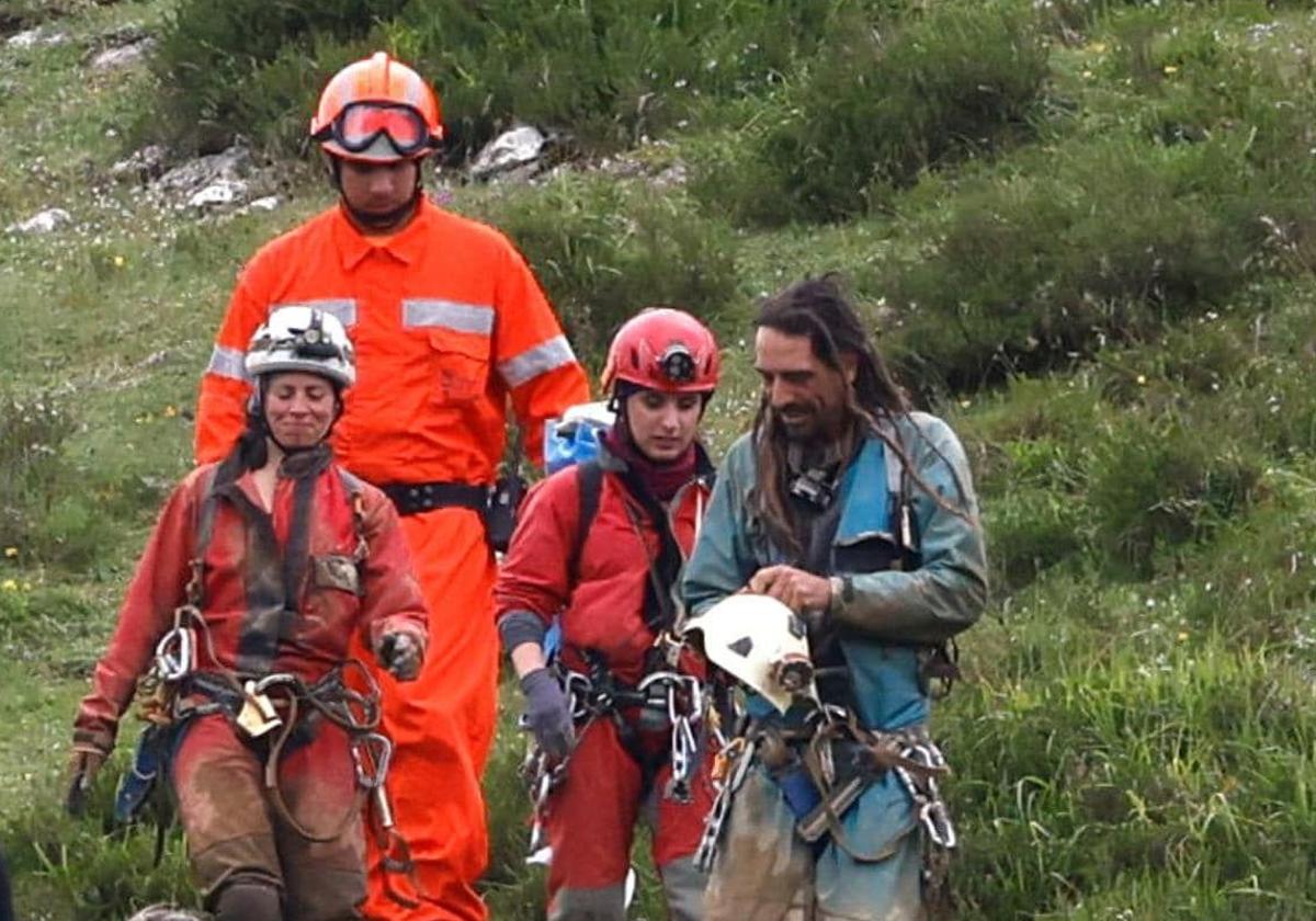 Paloma Bombín y Alfonso Urrutia, en el centro de la imagen, tras ser rescatados de la cueva.