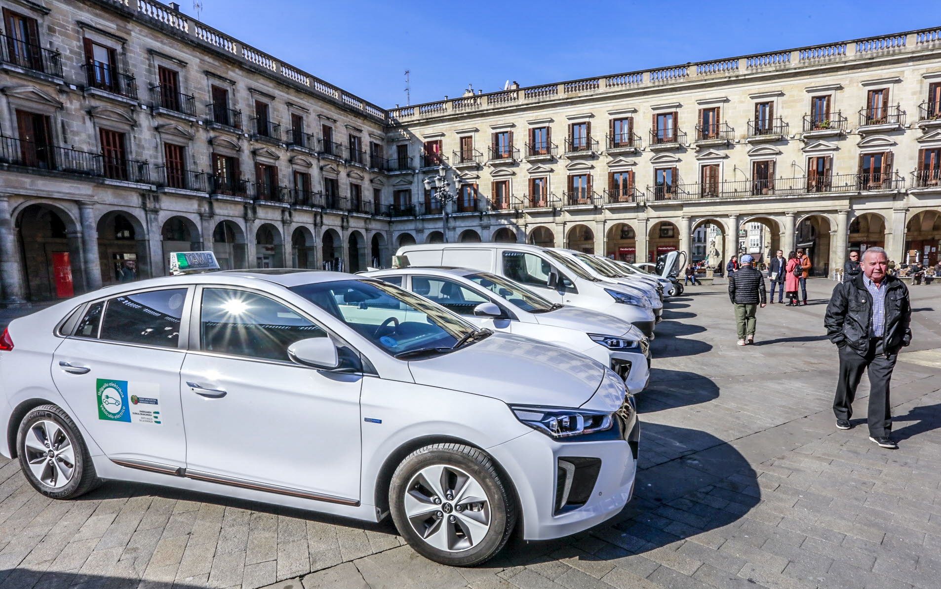 Parte de la flota de taxis eléctricos de Vitoria.