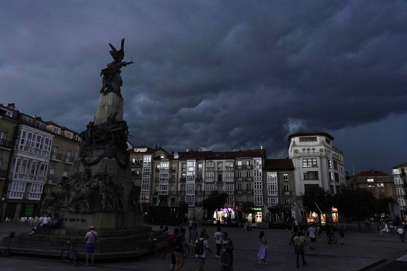 El cielo se cubrió de negro antes de que descargara la tormenta.