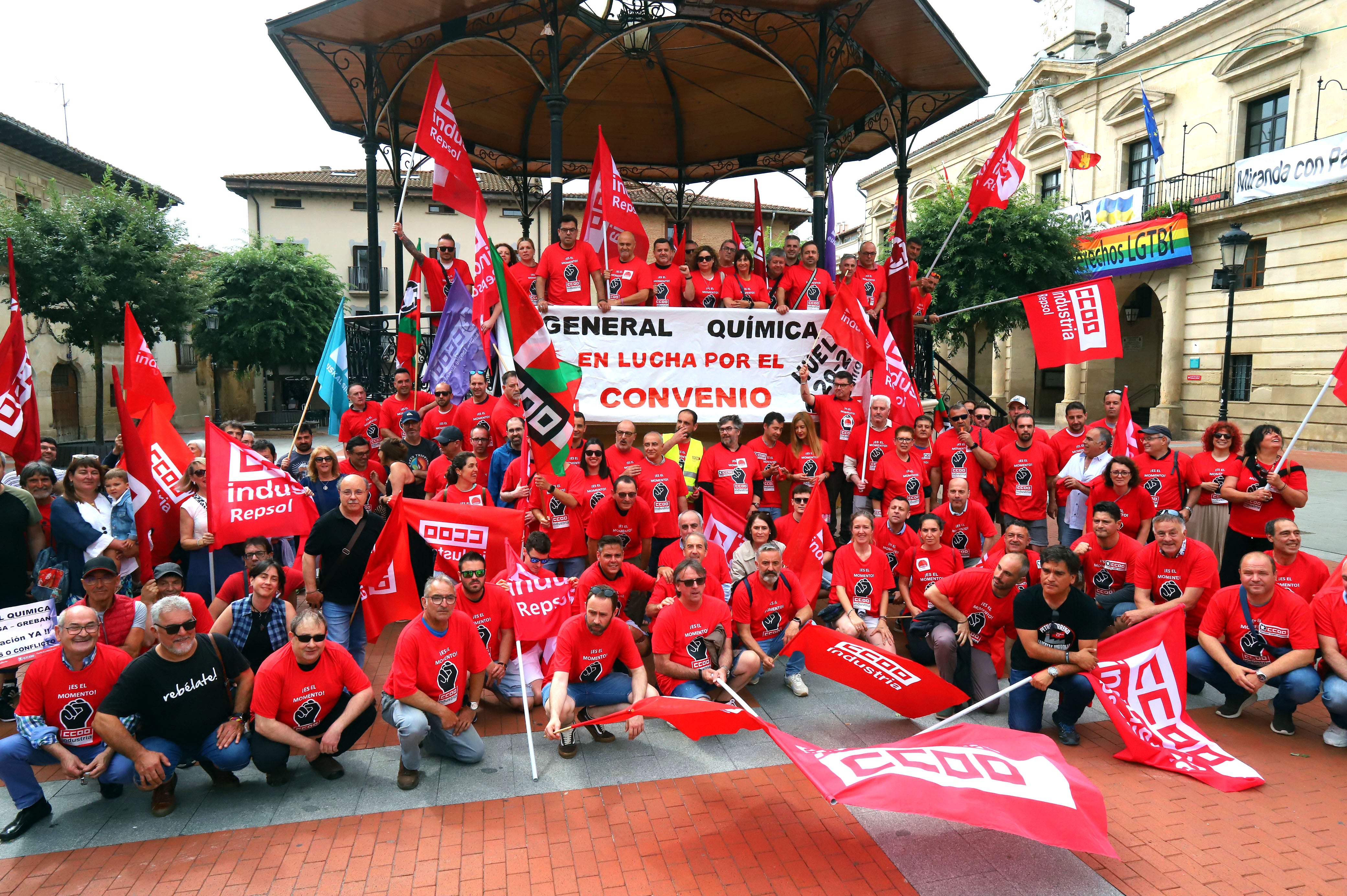 Más de un centenar de personas se manifestaron por las calles de la ciudad.
