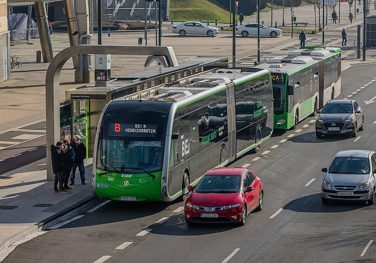Un BEI, seguido de un autobús híbrido junto al Boulevard.