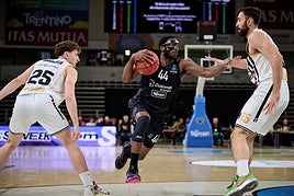 Kamar Baldwin, con la máscara, en un encuentro durante la temporada pasada con el Trento.