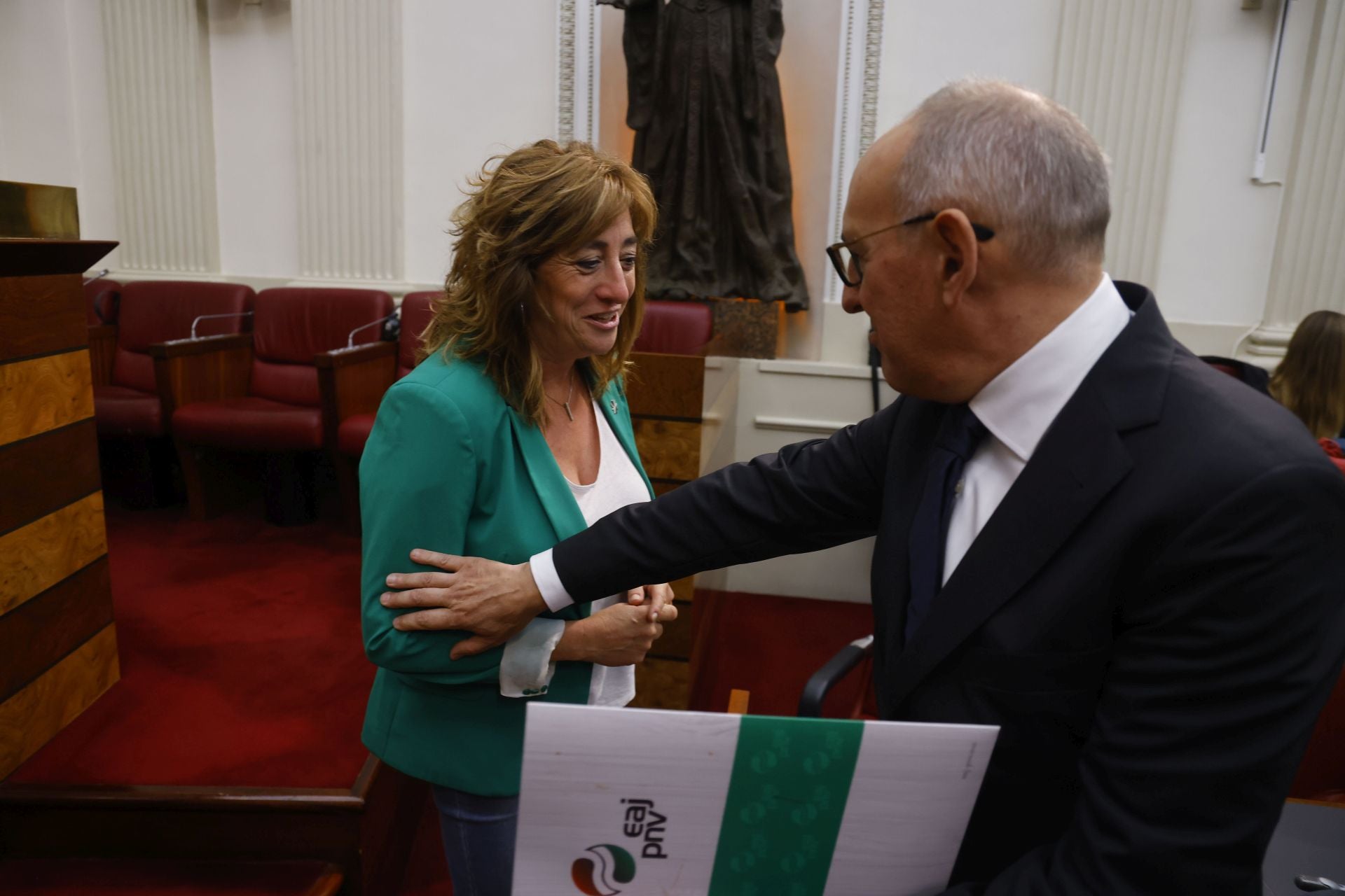 Eva López de Arroyabe y Ramiro González en las Juntas Generales.