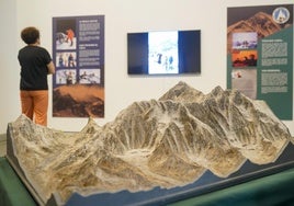 Maqueta del Everest realizada para la ocasión que preside la muestra.