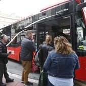 Usuarios de Bilbobus celebran el final de la huelga: «Aún no me lo creo»