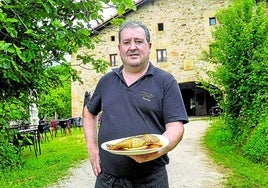 El restaurante en un baserri alavés de 300 años con los pollos en la puerta