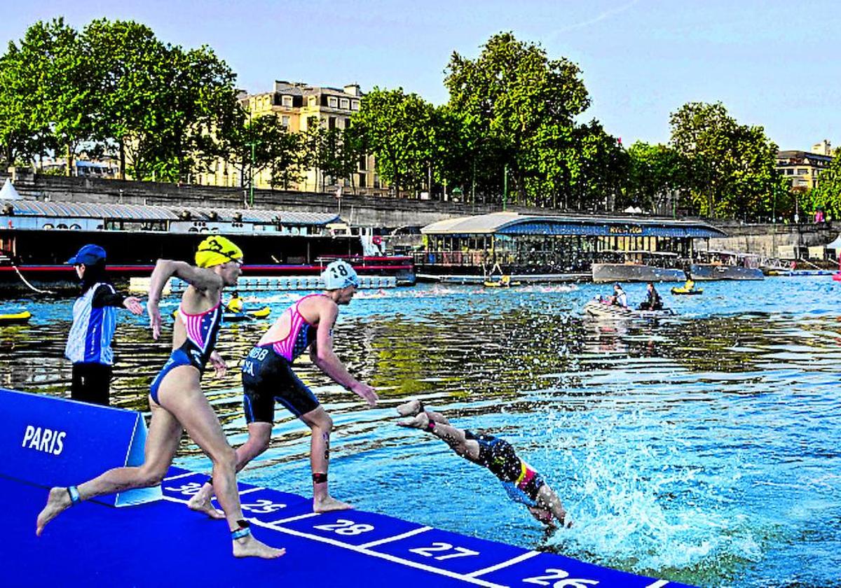 Imagen de una prueba de triatlón celebrada en el Sena.