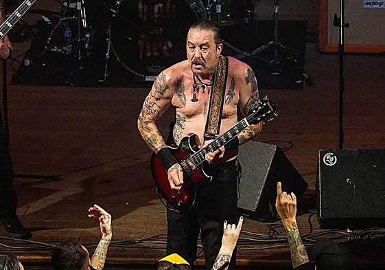 Matt Pike, el líder, ex Sleep, azuzando a los 300.