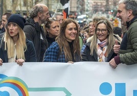 Itziar Ituño en la manifestación de Sare, sujetando la pancarta.