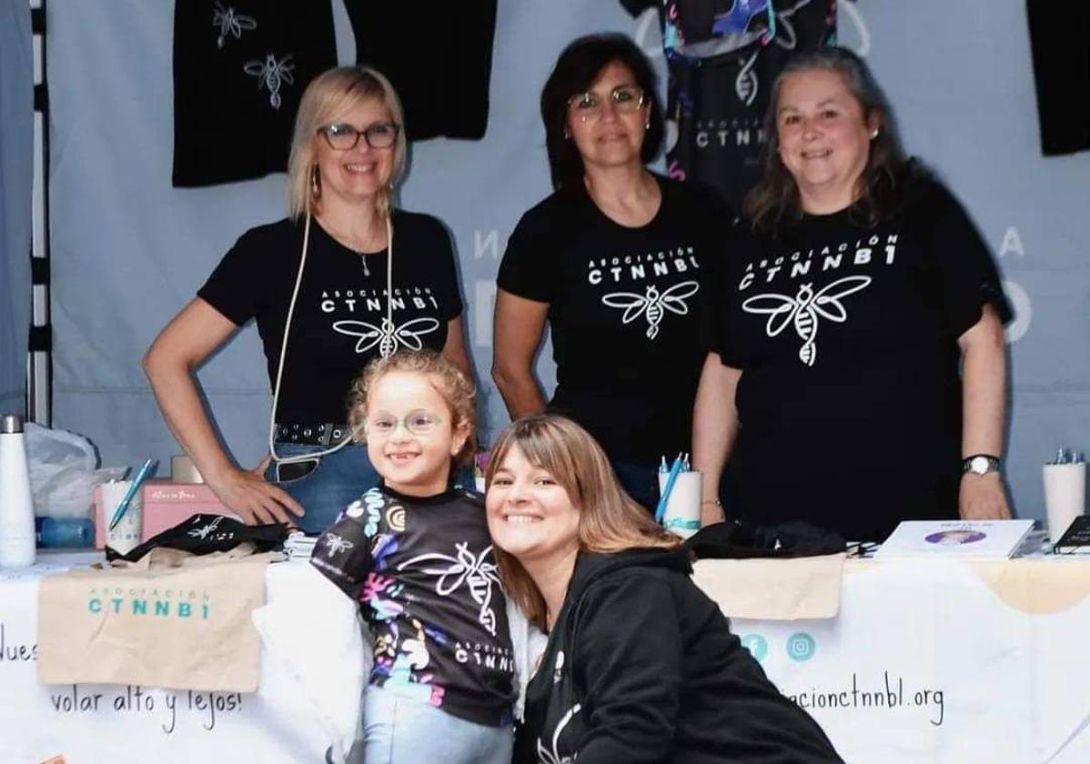 La pequeña Paula en el stand de la fundación CTNNB1 que se coloca durante las acciones solidarias.