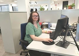 Xosefa González, en su puesto de trabajo en Tragsatec.