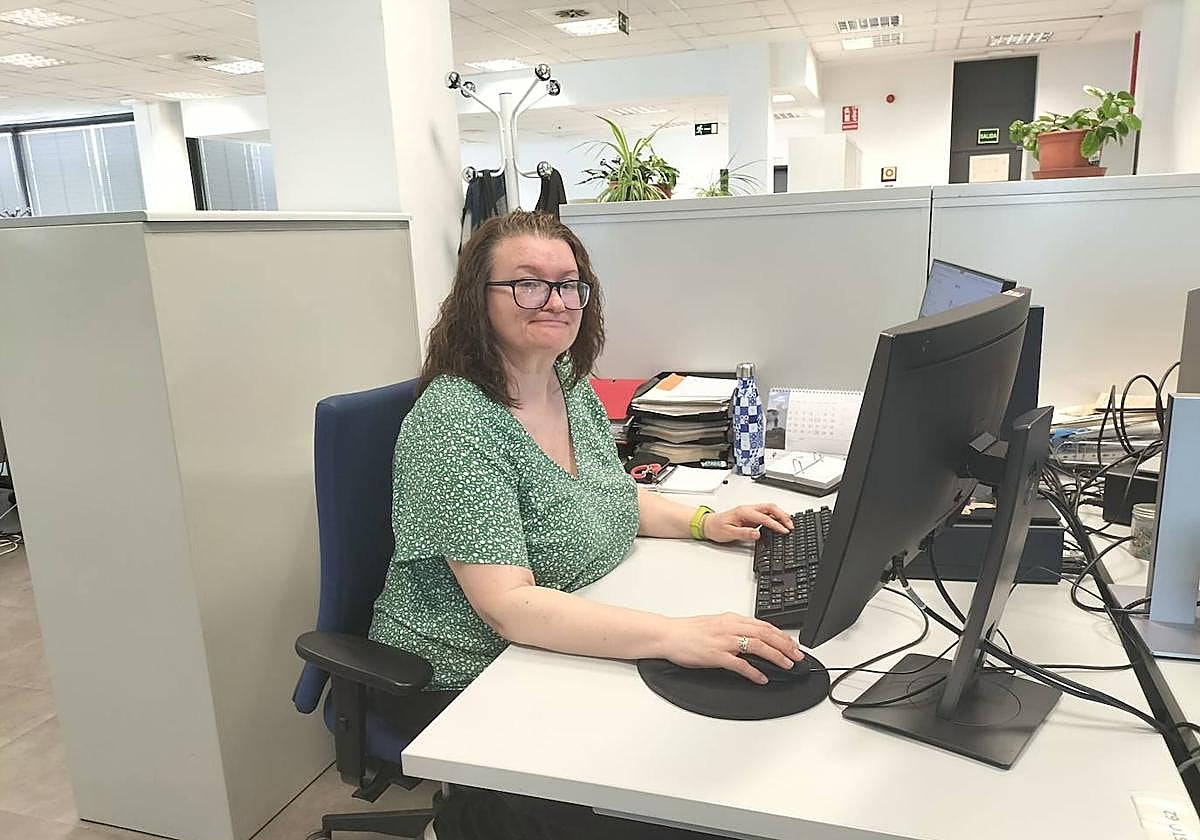 Xosefa González, en su puesto de trabajo en Tragsatec.