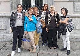 Silvia de Sousa, Begoña Madrazo, Marijose Ortiz, Ana Ijalba, Txelo Varela y Fina González protestan por la situación de los centros de día ante el Consistorio.