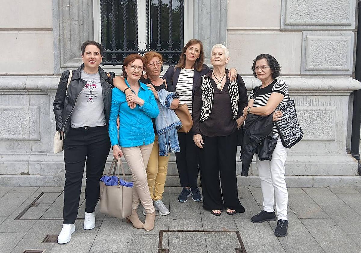 Silvia de Sousa, Begoña Madrazo, Marijose Ortiz, Ana Ijalba, Txelo Varela y Fina González protestan por la situación de los centros de día ante el Consistorio.