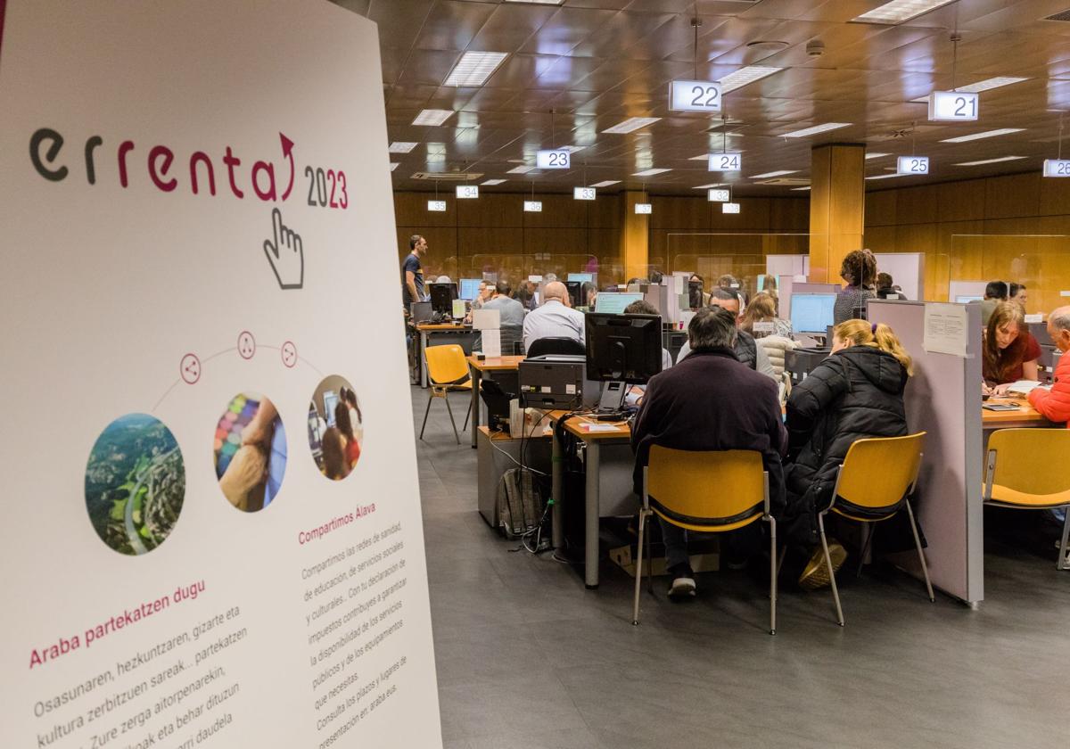 Imagen de las oficinas de Hacienda en Álava en la última campaña de declaración de Renta.