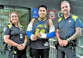 Jonathan Justiniano, en el centro, junto a Francisco Javier Merino e Izaskun Martínez.