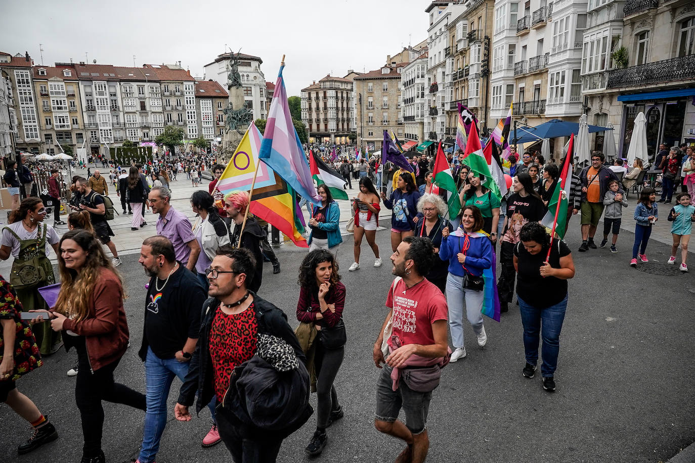 La marea arcoíris llena Vitoria de Orgullo