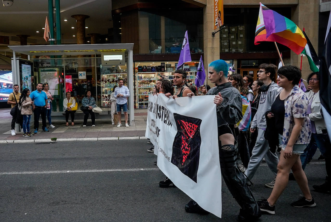 La marea arcoíris llena Vitoria de Orgullo