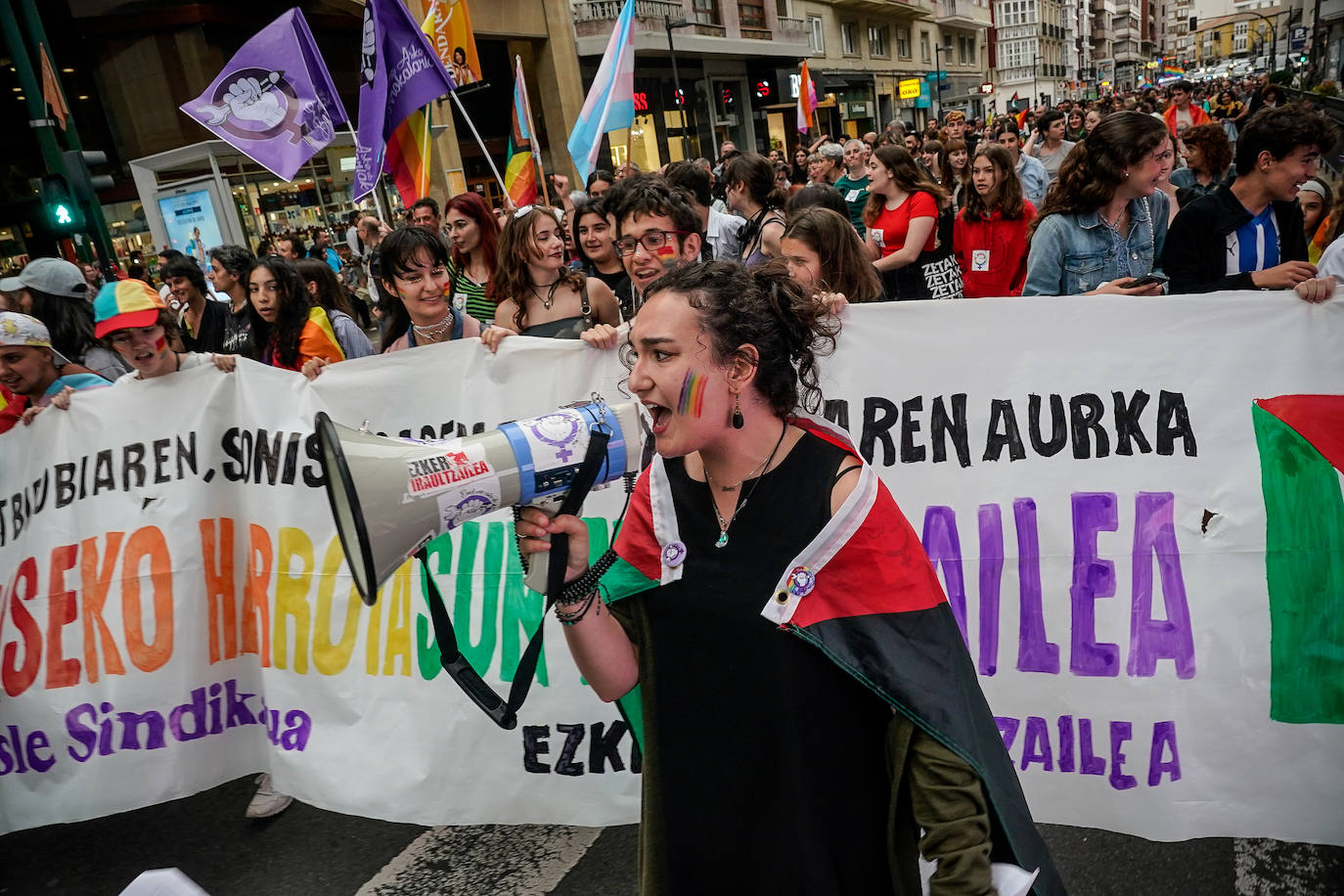 La marea arcoíris llena Vitoria de Orgullo