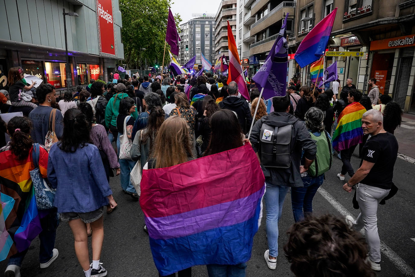 La marea arcoíris llena Vitoria de Orgullo