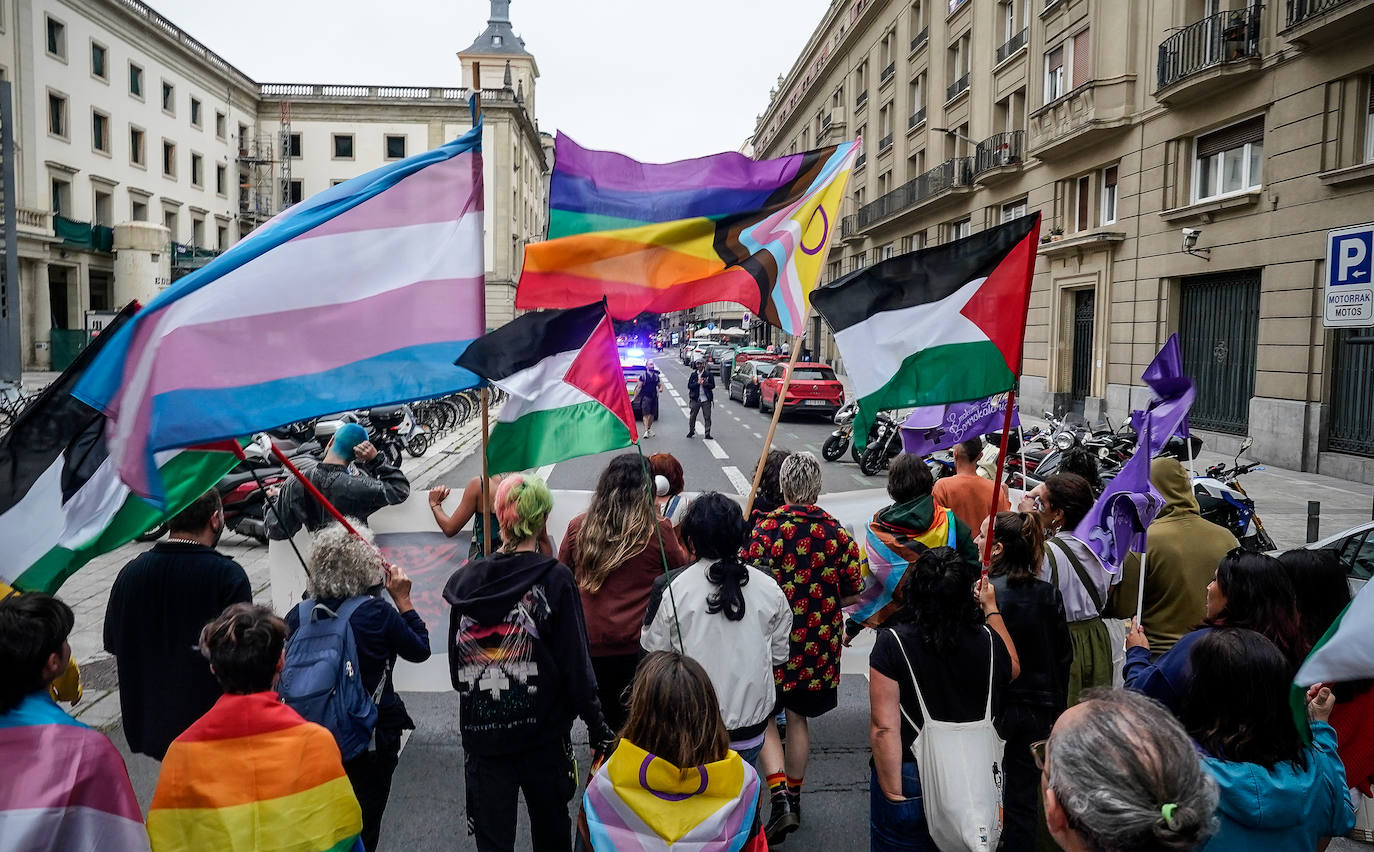La marea arcoíris llena Vitoria de Orgullo