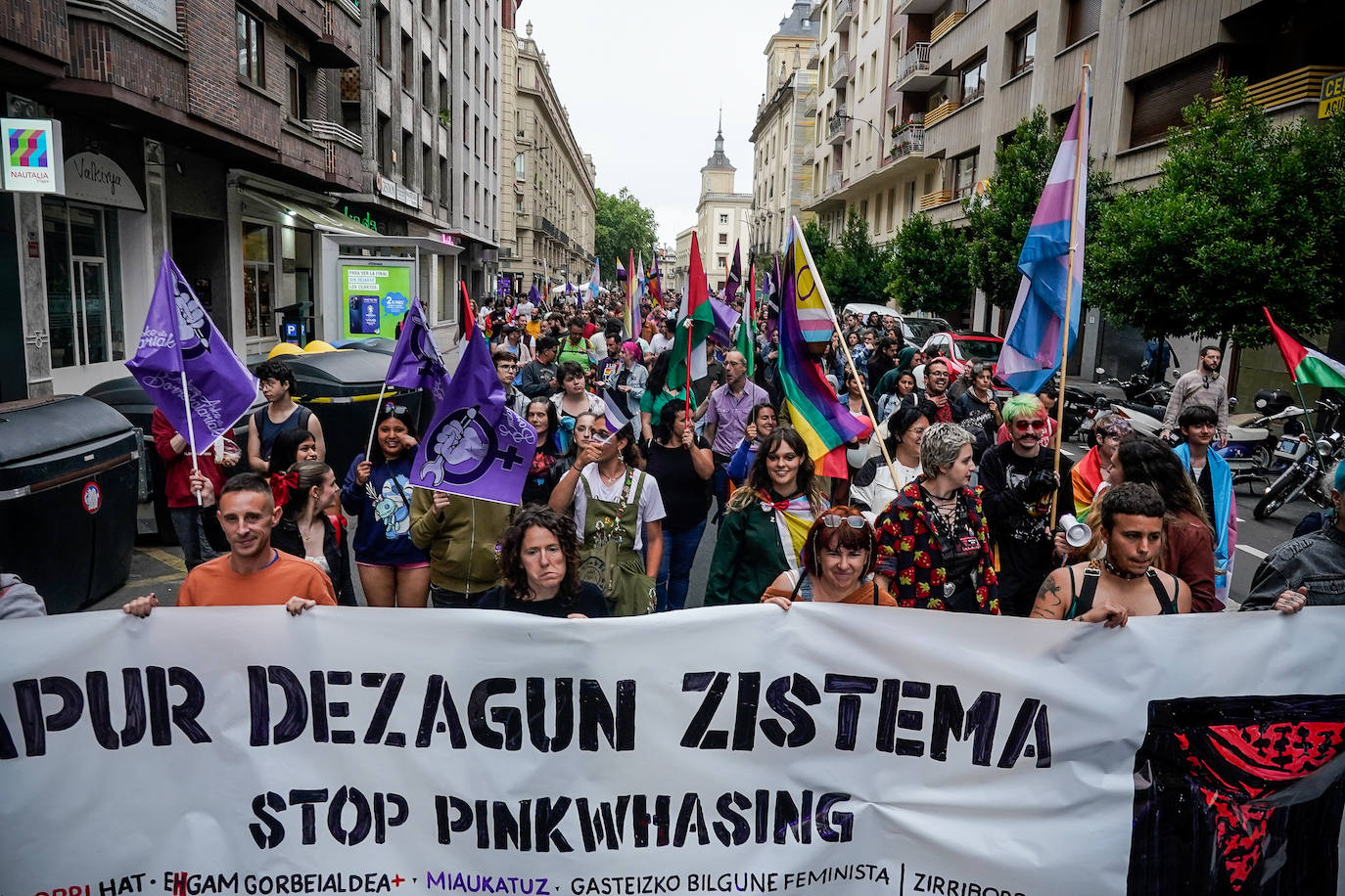 La marea arcoíris llena Vitoria de Orgullo