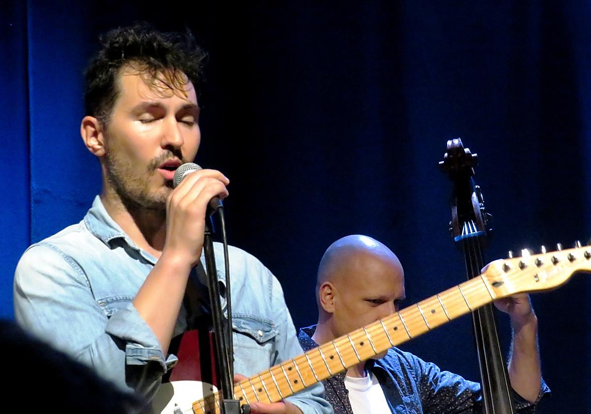 Clapis cantando 'Nobody else but you'.