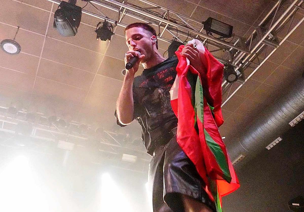 Valentín Oliva con una ikurriña en 'Niño gordo flaco'.