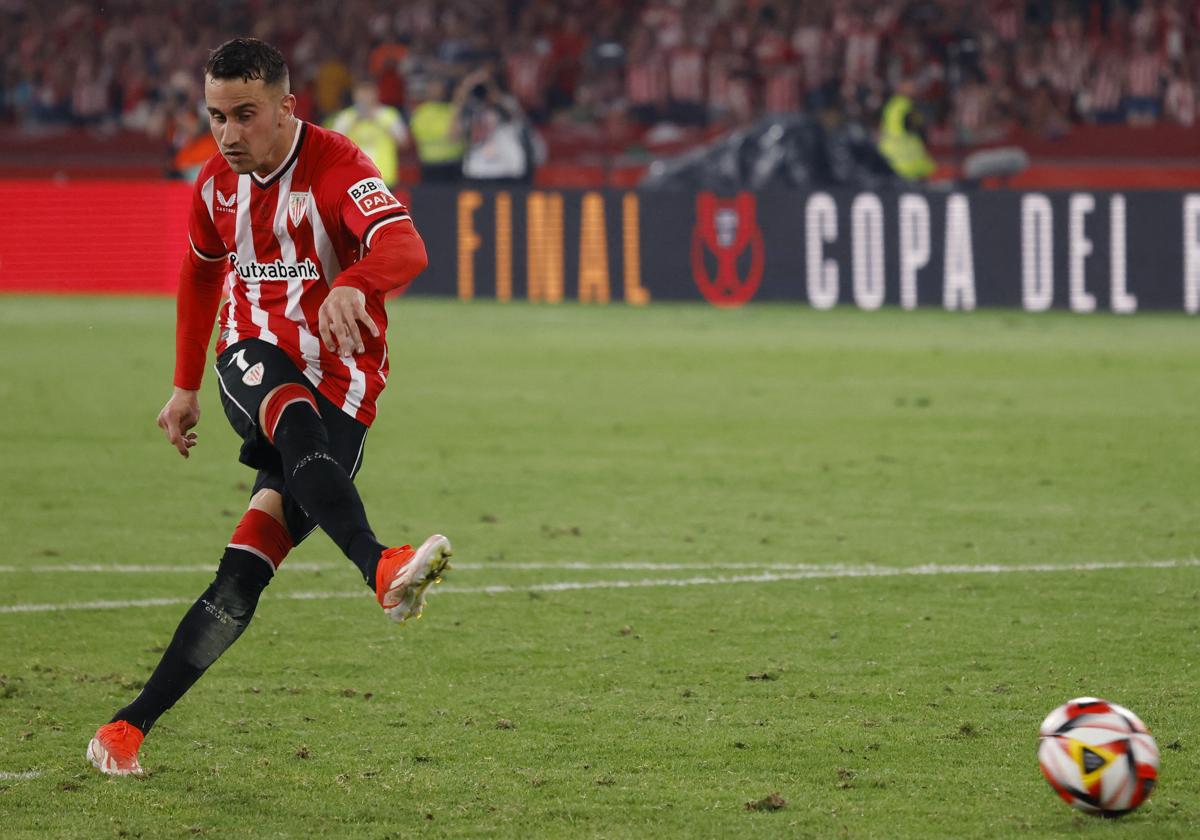 El futbolista rojiblanco marca el gol que dio la Copa al Athletic en los penaltis