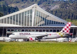 Un avión de Volotea se prepara para coger pista en el aeropuerto de Loiu.