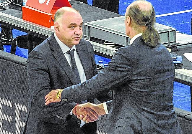 Pablo Laso, durante su etapa madridista, da la mano a Dusko Ivanovic.