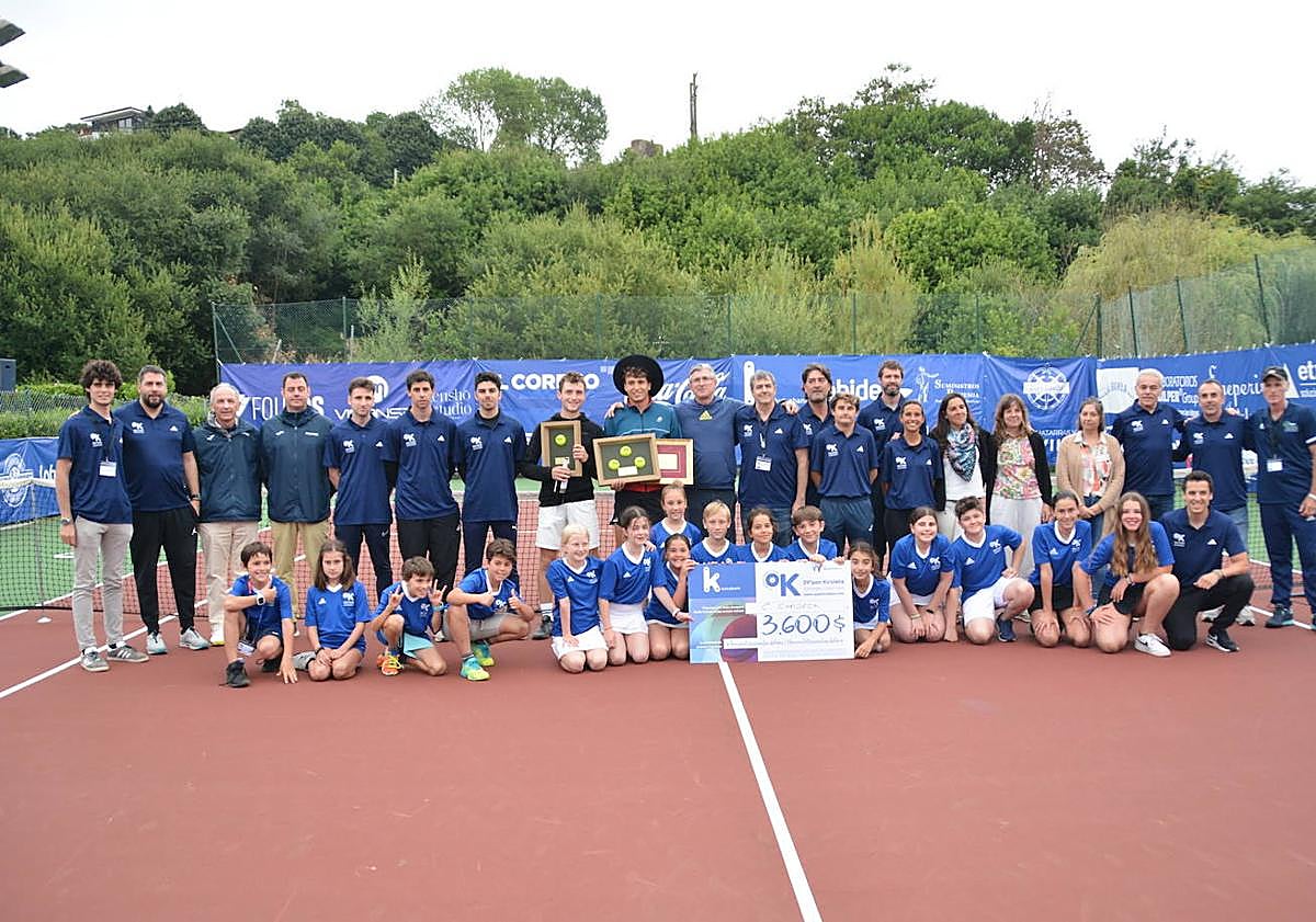 Imagen principal - Arriba, foto de familia con organizadores, finalistas y recogepelotas. A la izquierda, los ganadores de dobles, con el irundarra John Echeverría. A la derecha, Chidekh posa con la txapela de ganador.