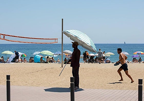 Multa de 750 euros por orinar en el mar