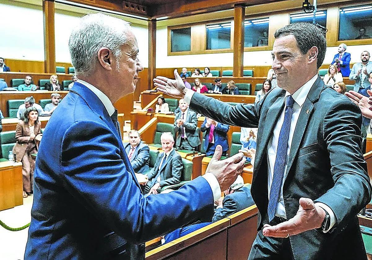 Iñigo Urkullu fue el primero en felicitar a Imanol Pradales cuando terminó la votación.