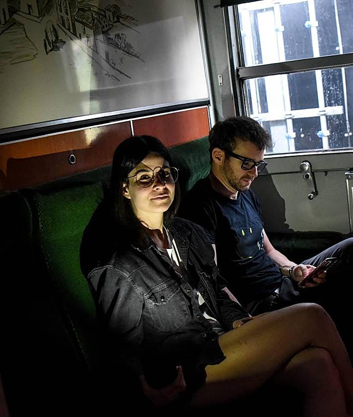 Imagen secundaria 2 - Los viajeros, disfrutando del trayecto. 