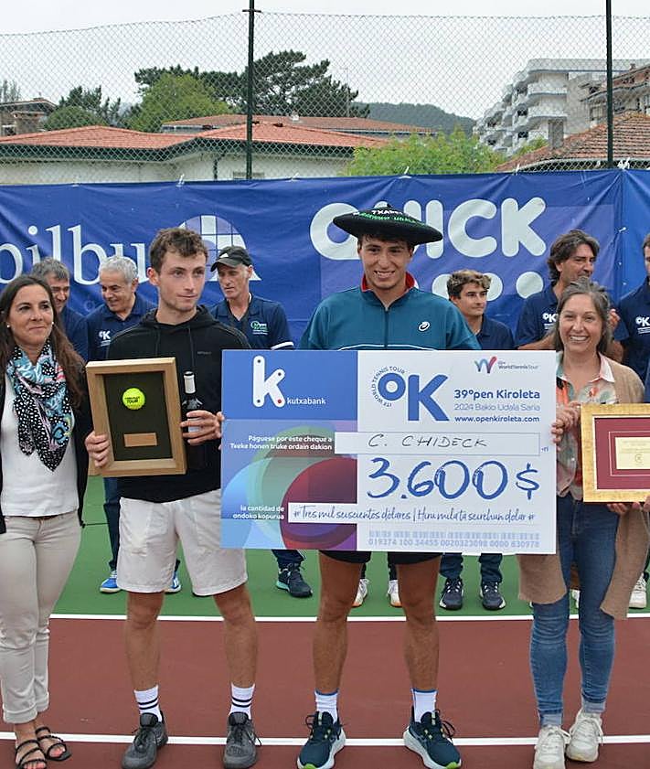Imagen secundaria 2 - Arriba, foto de familia con organizadores, finalistas y recogepelotas. A la izquierda, los ganadores de dobles, con el irundarra John Echeverría. A la derecha, Chidekh posa con la txapela de ganador.
