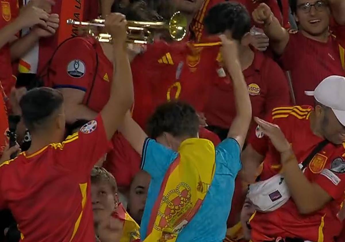 El detalle de Nico Williams con un athleticzale presente en las gradas