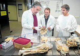 El director del Instituto Vasco de Medicina Legal, Jon Arrieta, el auxiliar de autopsias; Jon Martín, y el jefe de servicio, Benito Morentín, examinan unos restos.